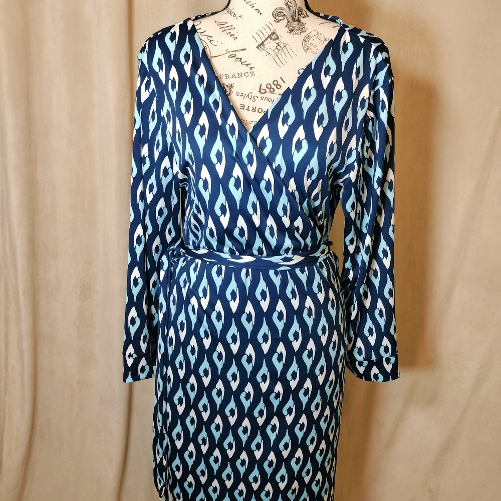 Beautiful Escapada Wrap Midi Dress in Shades of Blue & White. Size XL